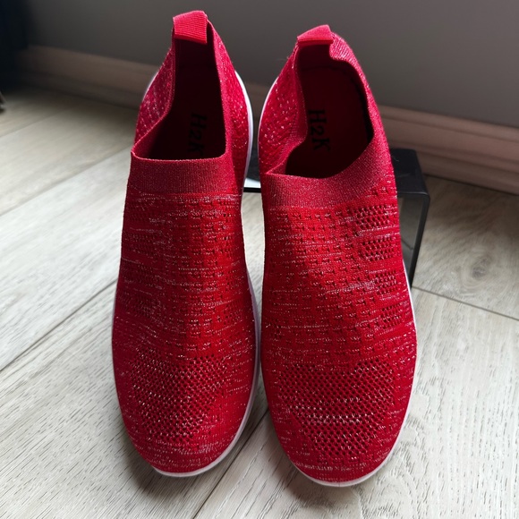 NEW - H2K - Vibrant Red and Silver Slip-On Sneakers with Knit Upper - Size 11 - Picture 2 of 4